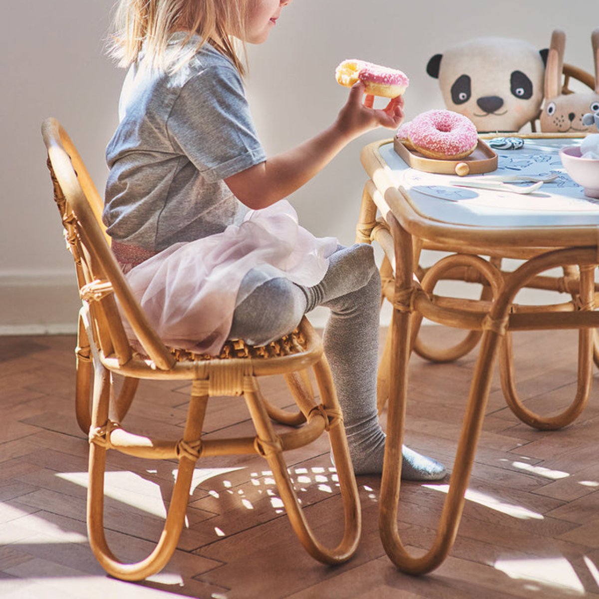 De OYOY MINI regenboog tafel in de kleur natuur is een stijlvolle toevoeging aan elke kinderkamer. Deze mooie tafel is gemaakt van 100% rotan met een stevig MDF-tafelblad. VanZus