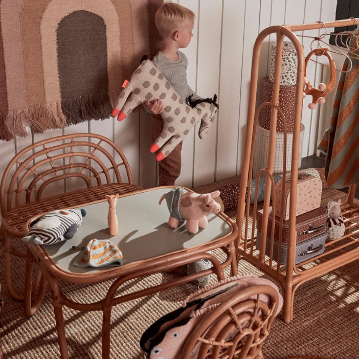 De OYOY MINI regenboog tafel in de kleur natuur is een stijlvolle toevoeging aan elke kinderkamer. Deze mooie tafel is gemaakt van 100% rotan met een stevig MDF-tafelblad. VanZus