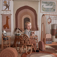 De OYOY MINI regenboog tafel in de kleur natuur is een stijlvolle toevoeging aan elke kinderkamer. Deze mooie tafel is gemaakt van 100% rotan met een stevig MDF-tafelblad. VanZus