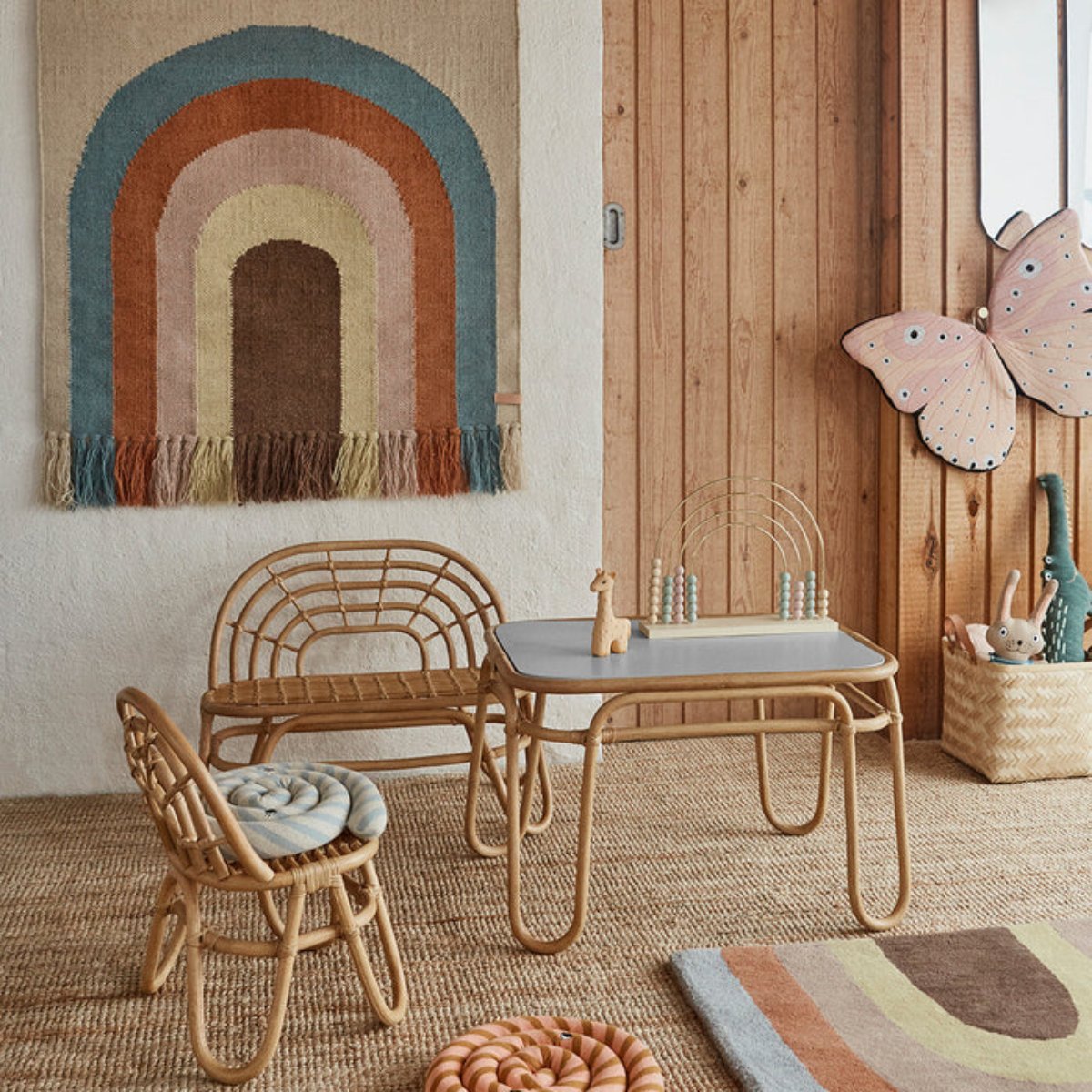 De OYOY MINI regenboog tafel in de kleur natuur is een stijlvolle toevoeging aan elke kinderkamer. Deze mooie tafel is gemaakt van 100% rotan met een stevig MDF-tafelblad. VanZus