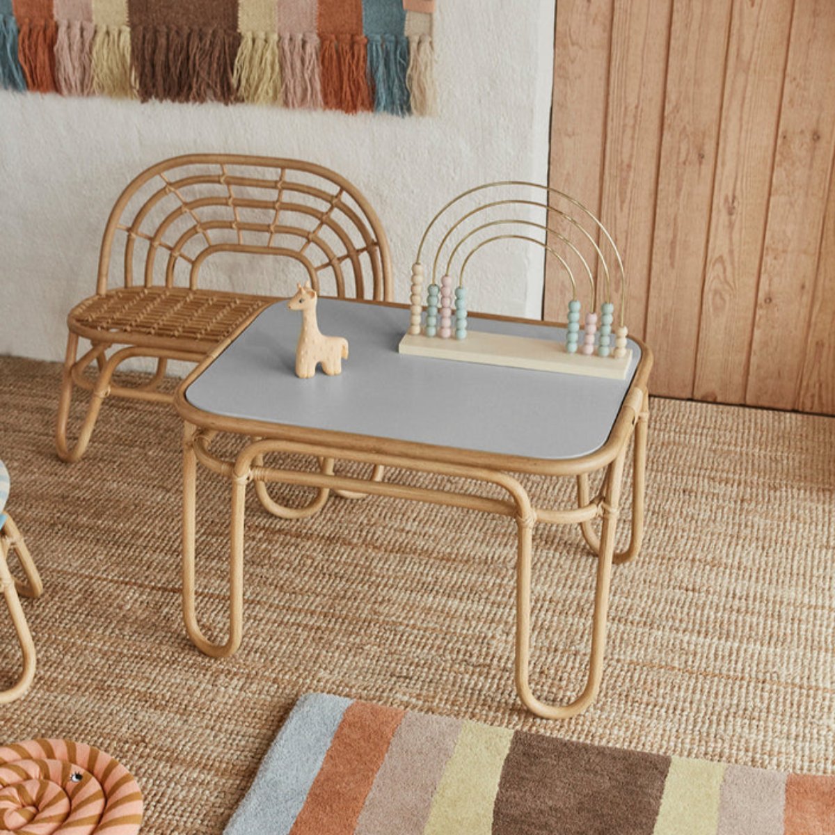 De OYOY MINI regenboog tafel in de kleur natuur is een stijlvolle toevoeging aan elke kinderkamer. Deze mooie tafel is gemaakt van 100% rotan met een stevig MDF-tafelblad. VanZus