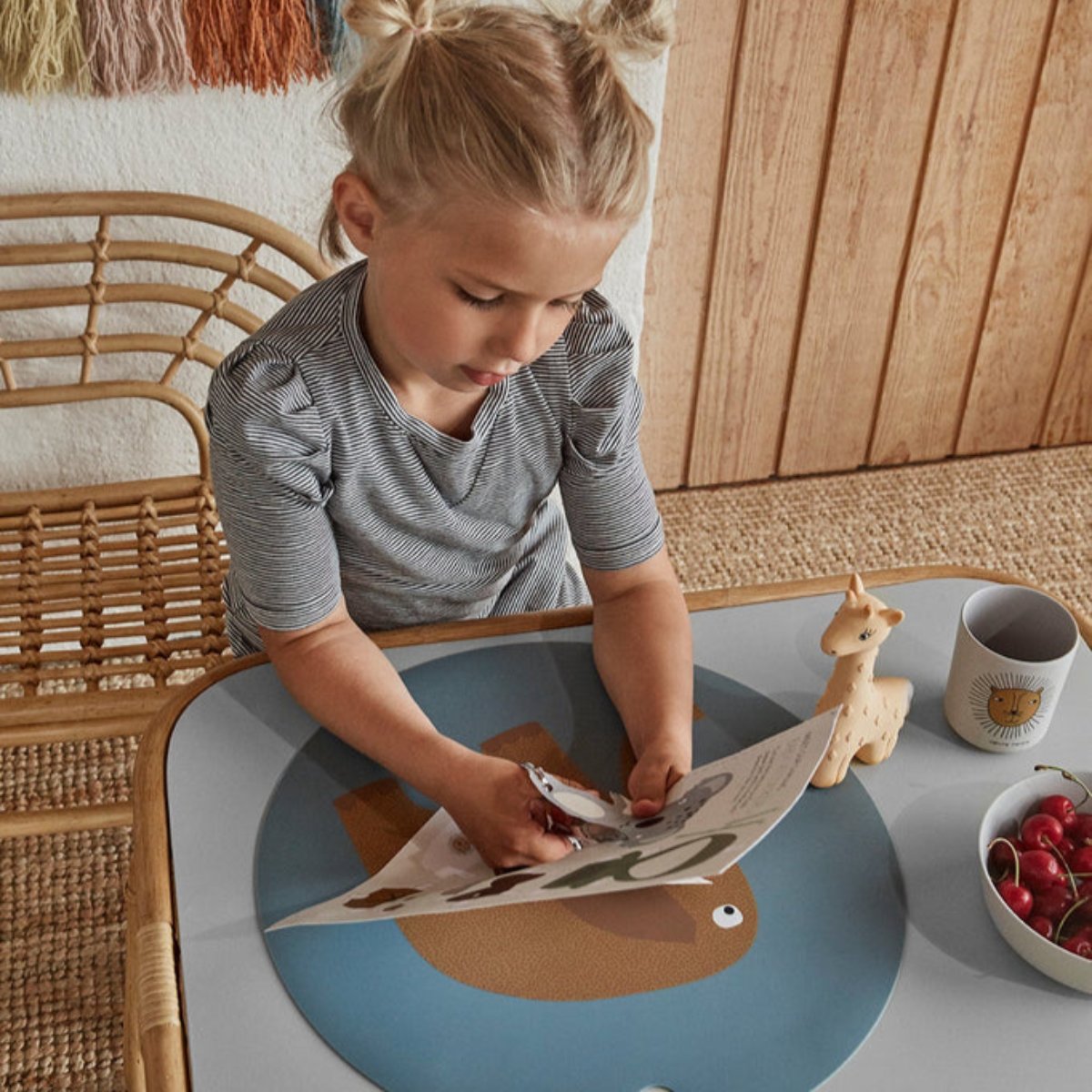 De OYOY MINI regenboog tafel in de kleur natuur is een stijlvolle toevoeging aan elke kinderkamer. Deze mooie tafel is gemaakt van 100% rotan met een stevig MDF-tafelblad. VanZus