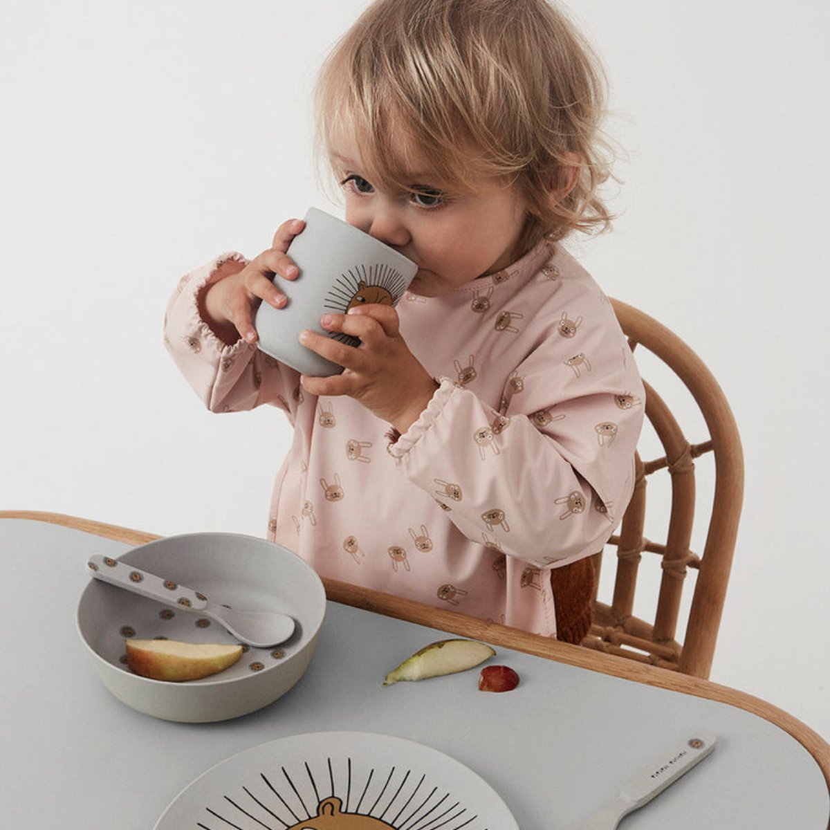 De OYOY MINI regenboog tafel in de kleur natuur is een stijlvolle toevoeging aan elke kinderkamer. Deze mooie tafel is gemaakt van 100% rotan met een stevig MDF-tafelblad. VanZus