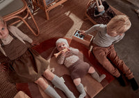 Het kleed regenboog van OYOY is een zacht en warm tapijt dat perfect past in het huis. Het bekende regenboogontwerp van OYOY zorgt voor gezelligheid in de kamer met zijn ronde en organische vormen. Het tapijt in regenboogvorm is gemaakt van wol en katoen, en geweven in warme kleuren die goed passen bij het Scandinavische interieur.