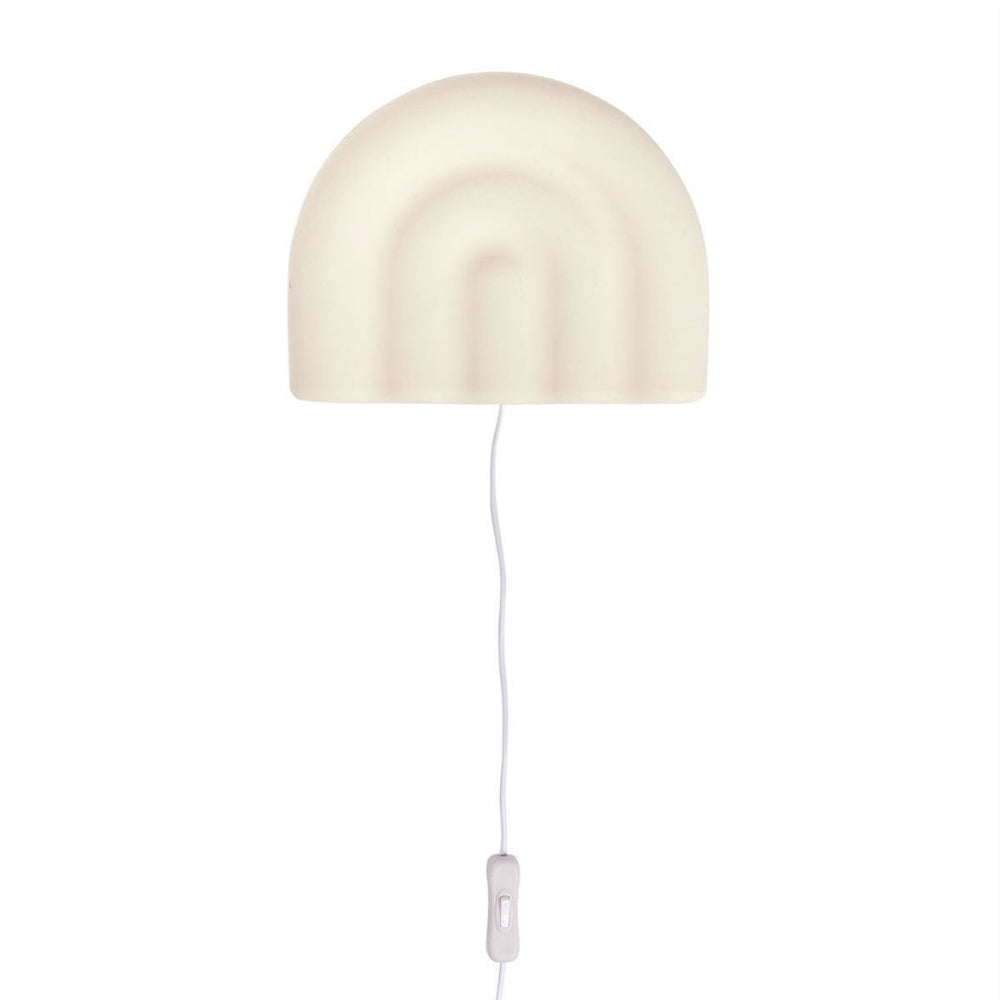 Geef de babykamer of kinderkamer een hippe upgrade met deze wandlamp in de vorm van een regenboog en de kleur offwhite van OYOY Mini. De lamp heeft een fijne neutrale kleur en zorgt voor diffuus licht. Ook heel fijn als nachtlampje of lampje tijdens het voeden dus! VanZus