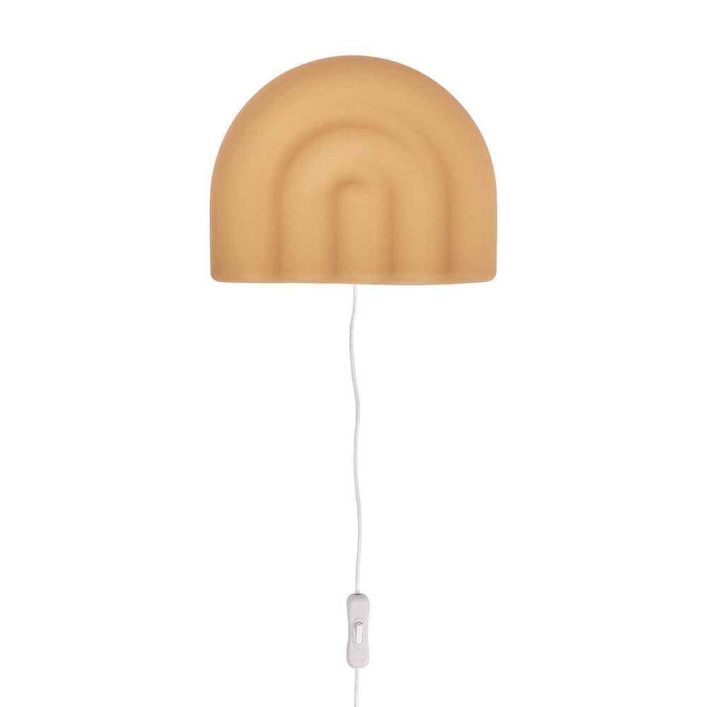 Geef de babykamer of kinderkamer een hippe upgrade met deze wandlamp in de vorm van een regenboog van OYOY Mini. De lamp heeft een fijne neutrale kleur en zorgt voor diffuus licht. Ook heel fijn als nachtlampje of lampje tijdens het voeden dus! VanZus