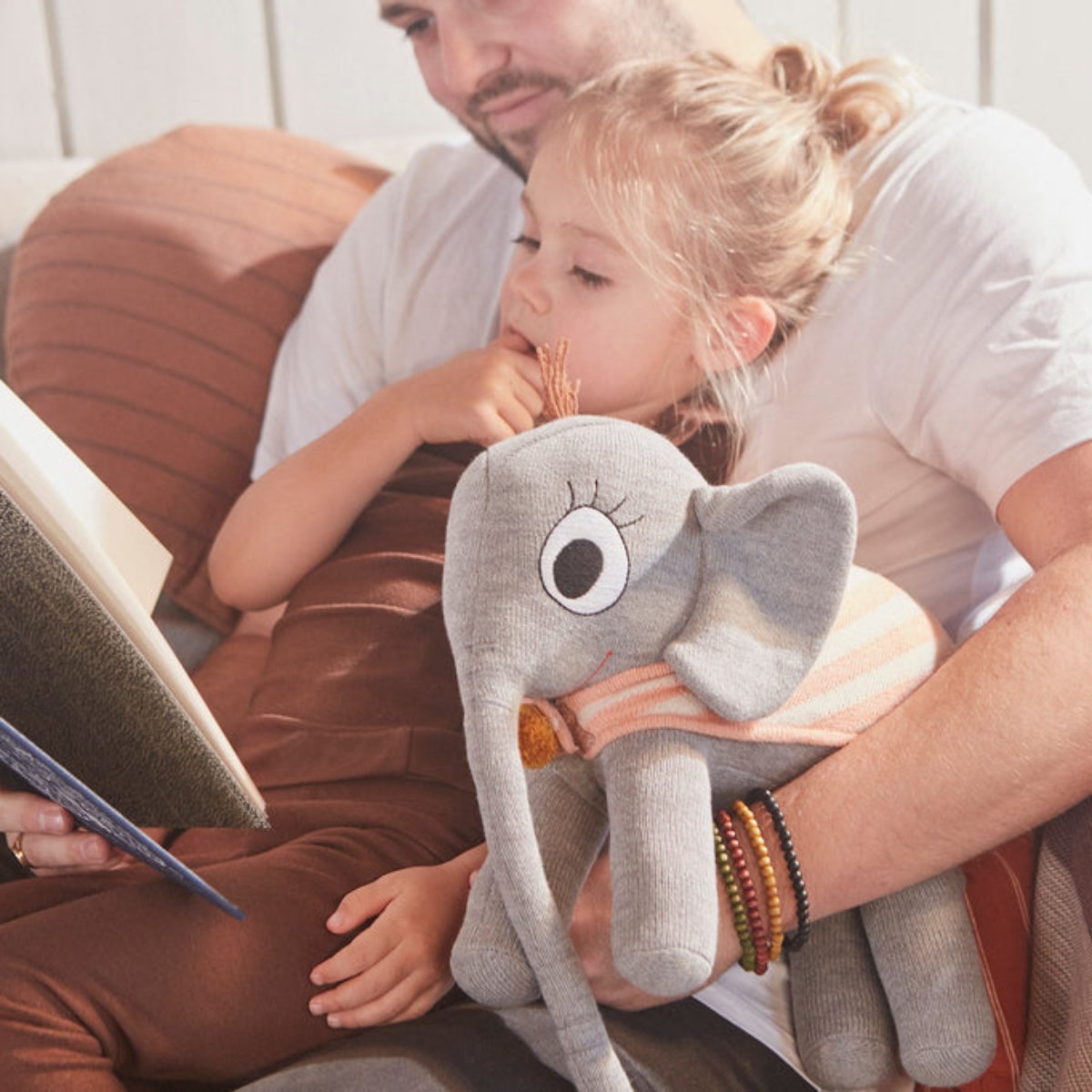 De lieve ramboline olifant knuffel van OYOY MINI is het nieuwe vriendinnetje van jouw mini. De knuffel is gemaakt van katoen en heeft een vulling van polyester, waardoor zij lekker zacht is om mee te knuffelen. VanZus