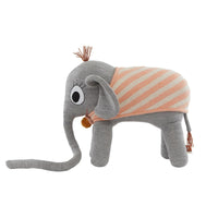 De lieve ramboline olifant knuffel van OYOY MINI is het nieuwe vriendinnetje van jouw mini. De knuffel is gemaakt van katoen en heeft een vulling van polyester, waardoor zij lekker zacht is om mee te knuffelen. VanZus