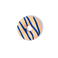 Stoepkrijten is dubbel zo leuk met deze stoepkrijt drizzle donut orange/blue van het merk TWEE. Dit stoepkrijt is niet zomaar een krijtje, maar heeft de vorm van een heerlijke donut! Je zal er bijna trek in krijgen! VanZus