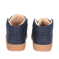 Baby-proof veterschoenen in dark blue van Shoesme zijn geschikt voor elk seizoen en outfit! Gemaakt van leer, met veters en anti-slipzool. In verschillende kleuren en maten. VanZus