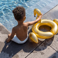 De Swim Essentials split zwemband 56 cm gold swan is het perfecte accessoire voor jouw kindje tijdens een dagje bij het zwembad of de zee. Deze leuke zwemband heeft de looks van een gouden zwaan. VanZus.