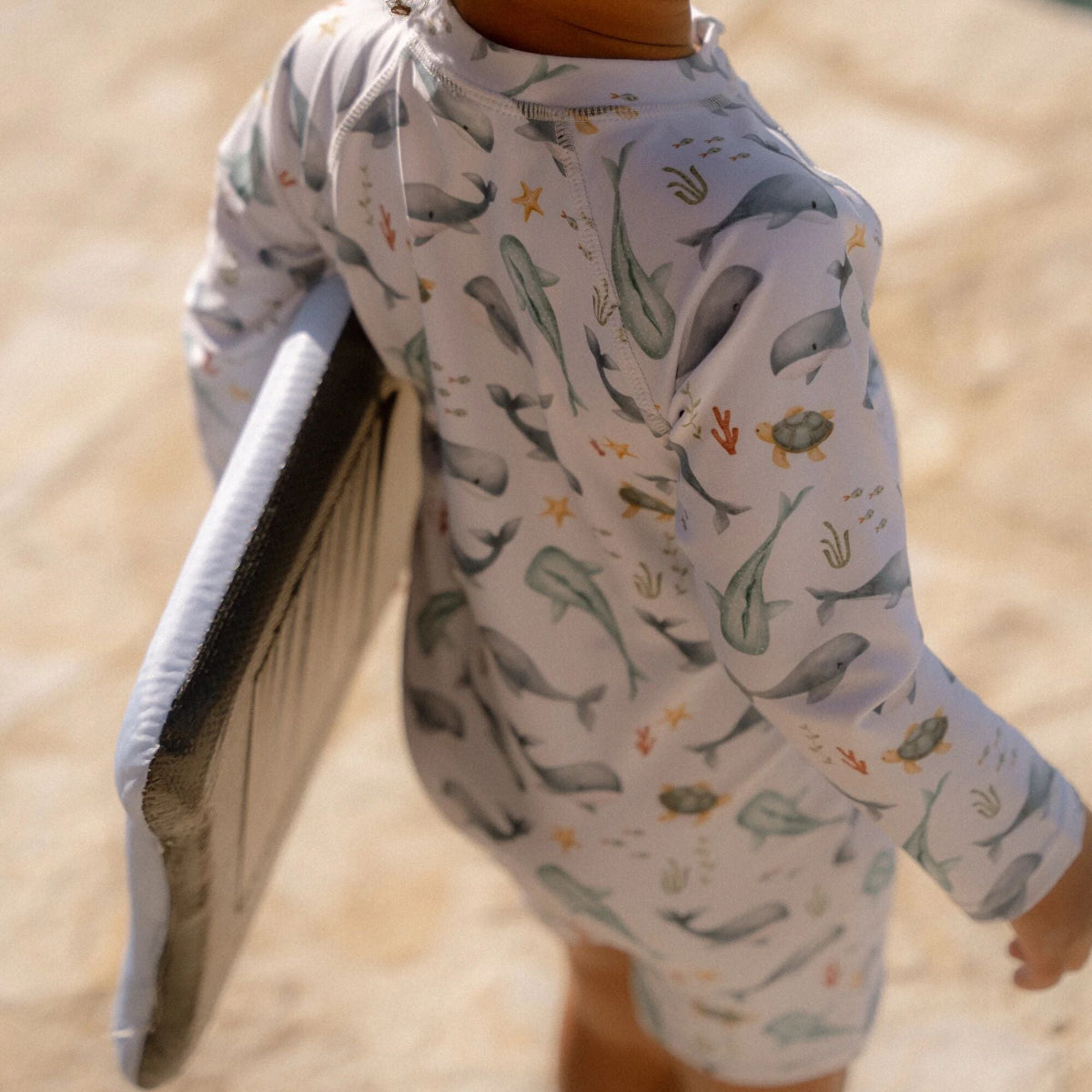 Laat de zon maar komen! Met dit zwempak lange mouwen in de variant ocean van het merk Little Dutch is jouw kleintje er klaar voor om naar het strand, het zwembad of op vakantie te gaan! VanZus