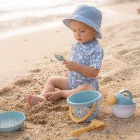 Laat de zon maar komen! Met dit zwempak korte mouwen in de variant sea life ocean blue van het merk Little Dutch is jouw kleintje er klaar voor om naar het strand, het zwembad of op vakantie te gaan! VanZus