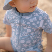 Laat de zon maar komen! Met dit zwempak korte mouwen in de variant sea life ocean blue van het merk Little Dutch is jouw kleintje er klaar voor om naar het strand, het zwembad of op vakantie te gaan! VanZus