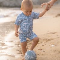 Laat de zon maar komen! Met dit zwempak korte mouwen in de variant sea life ocean blue van het merk Little Dutch is jouw kleintje er klaar voor om naar het strand, het zwembad of op vakantie te gaan! VanZus