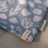 Laat de zon maar komen! Met dit zwempak korte mouwen in de variant sea life ocean blue van het merk Little Dutch is jouw kleintje er klaar voor om naar het strand, het zwembad of op vakantie te gaan! VanZus
