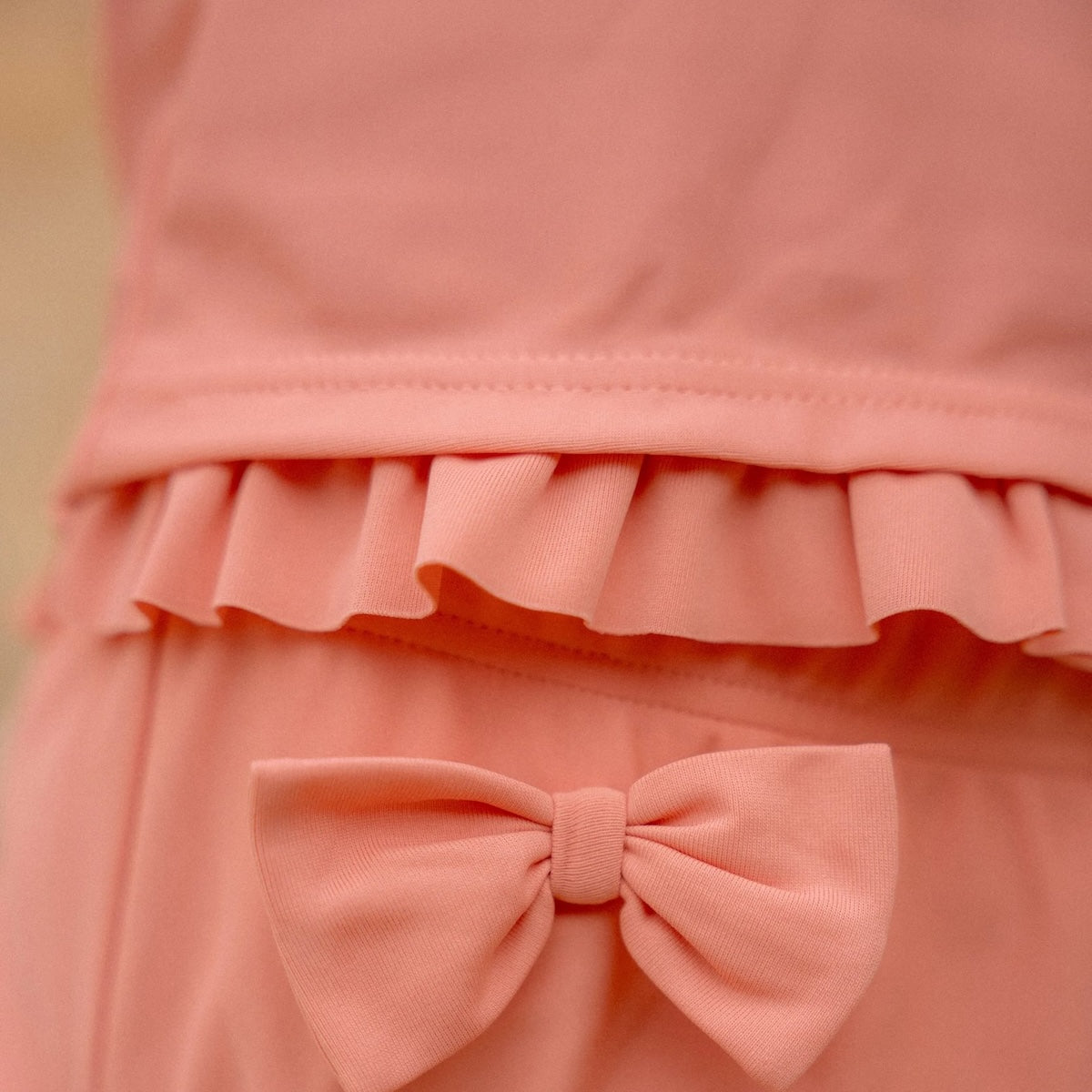 Ben jij klaar voor een dagje waterpret? Dit zwemshirt in de sunny flowers rouge van Little Dutch met korte mouwen van gerecycled polyester houdt je warm in het water en beschermt je tegen de zon terwijl je de hele dag speelt. VanZus