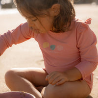 Ben jij klaar voor een dagje waterpret? Dit zwemshirt in de variant ocean treasures rouge van Little Dutch met lange mouwen van gerecycled polyester houdt je warm in het water en beschermt je tegen de zon terwijl je de hele dag speelt. VanZus