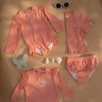 Ben jij klaar voor een dagje waterpret? Dit zwemshirt in de sunny flowers rouge van Little Dutch met korte mouwen van gerecycled polyester houdt je warm in het water en beschermt je tegen de zon terwijl je de hele dag speelt. VanZus