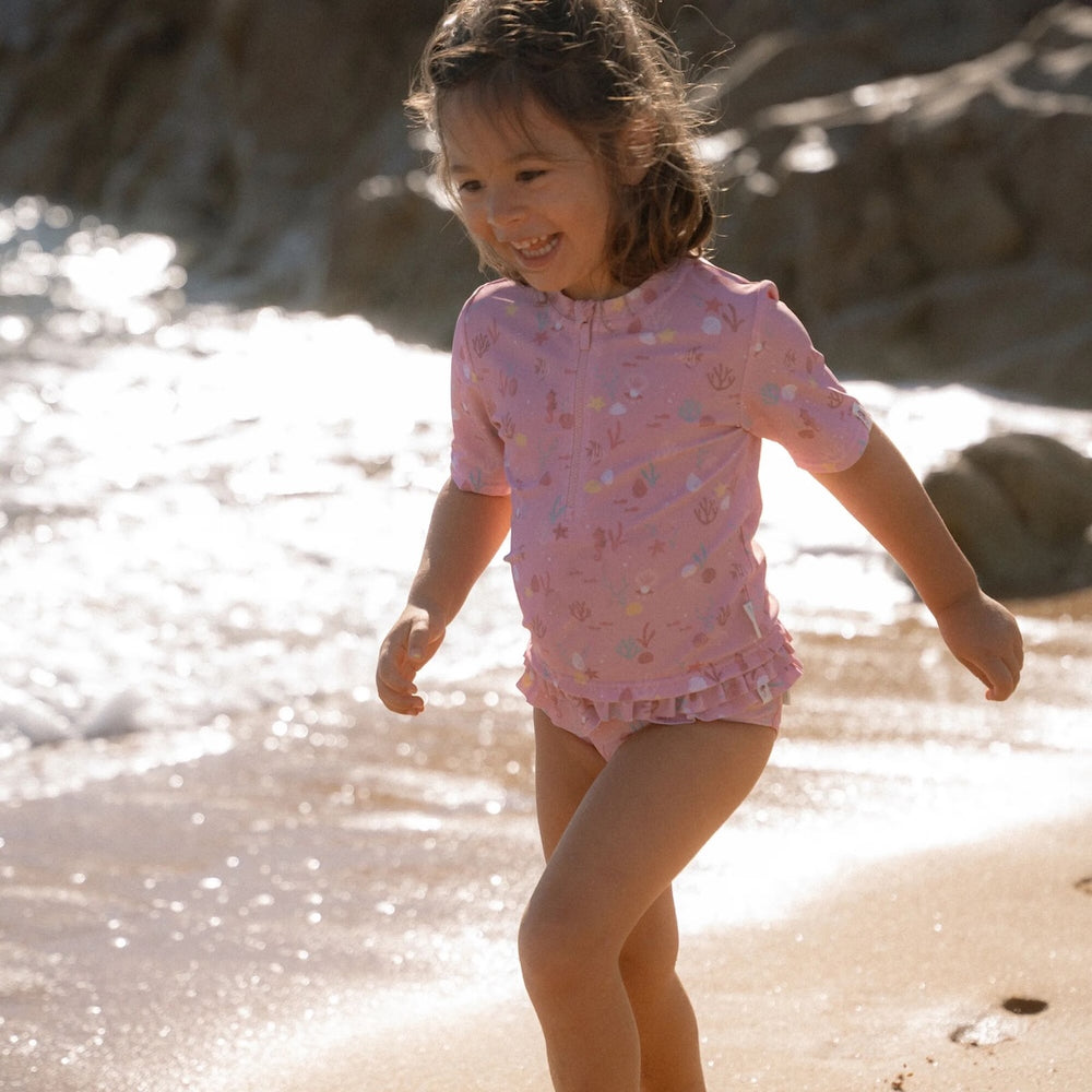 Ben jij klaar voor een dagje waterpret? Dit zwemshirt in de variant ocean treasures van Little Dutch met korte mouwen van gerecycled polyester houdt je warm in het water en beschermt je tegen de zon terwijl je de hele dag speelt. Of je nu graag op het water surft of ronddobbert in een zwemband, dit zwemshirt is de perfecte keuze voor zomerse activiteiten aan de kust. VanZus