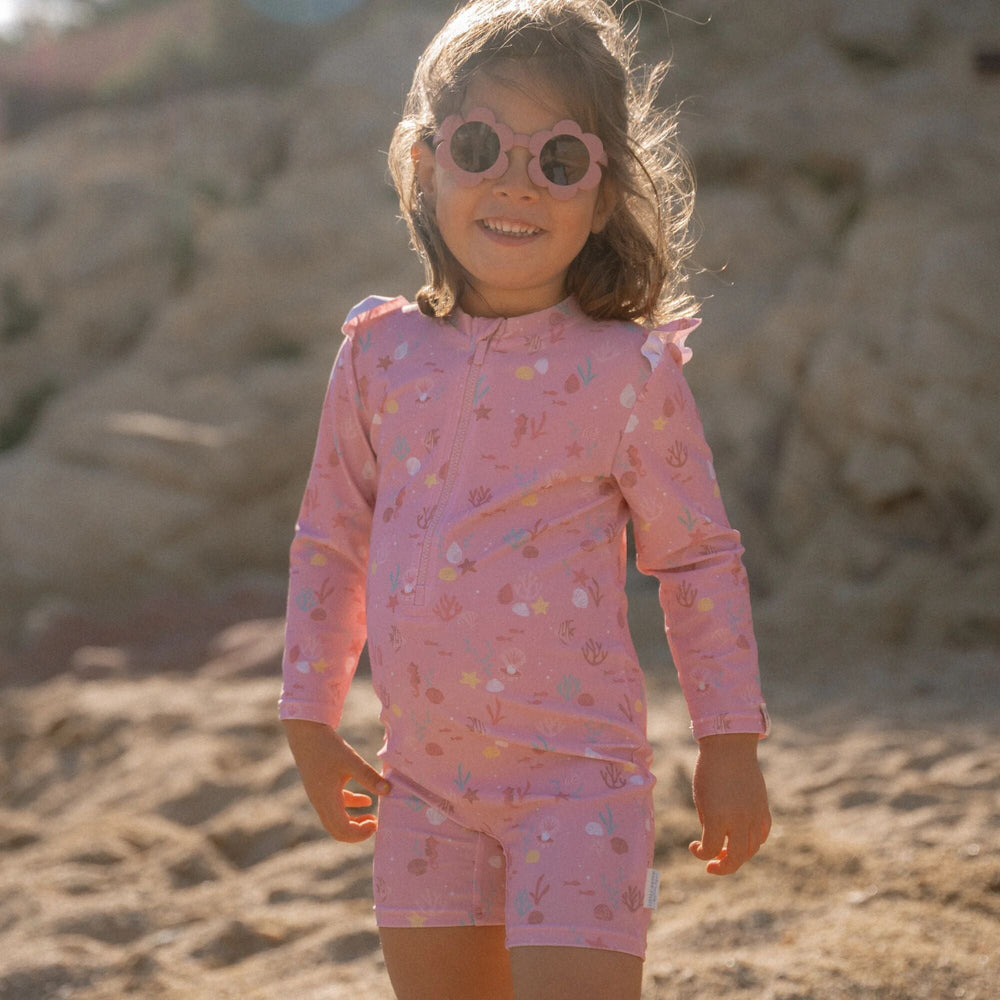 Laat de zon maar komen! Met dit zwempak lange mouwen in de variant ocean treasures van het merk Little Dutch is jouw kleintje er klaar voor om naar het strand, het zwembad of op vakantie te gaan! VanZus