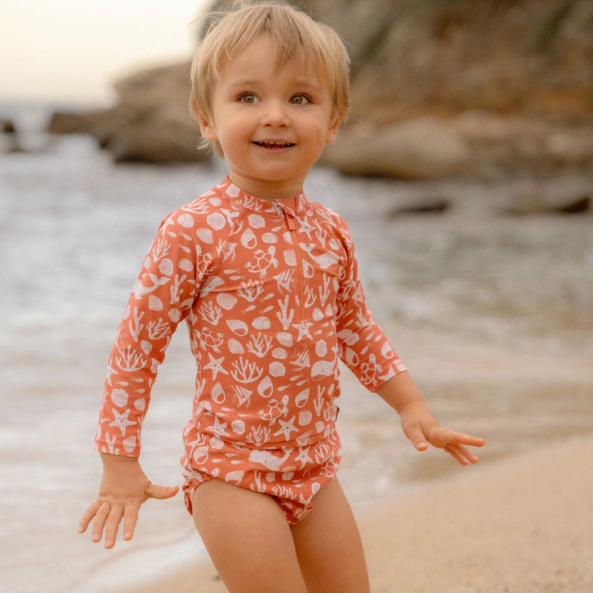 Ben jij klaar voor een dagje waterpret? Dit zwemshirt in de variant sea life coral red van Little Dutch met lange mouwen van gerecycled polyester houdt je warm in het water en beschermt je tegen de zon terwijl je de hele dag speelt. VanZus