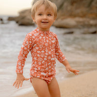 Je kindje is helemaal klaar voor het strand, het zwembad en voor zomerse vakanties met deze lieve zwemluier in de variant sea life coral red van het merk Little Dutch. Deze zwemluier is gemaakt van UV-beschermend gerecycled polyester en elastaan. VanZus