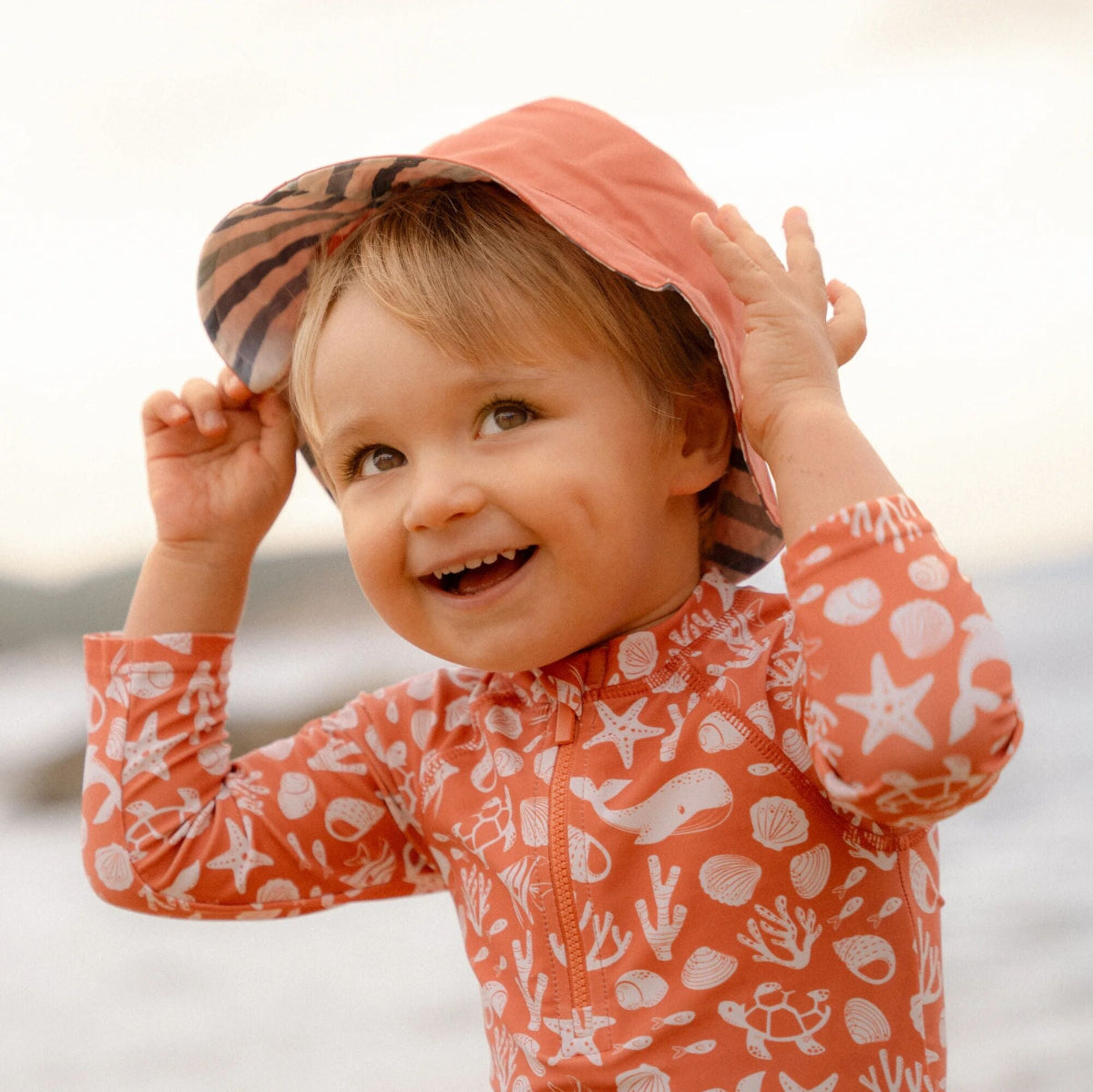 Ben jij klaar voor een dagje waterpret? Dit zwemshirt in de variant sea life coral red van Little Dutch met lange mouwen van gerecycled polyester houdt je warm in het water en beschermt je tegen de zon terwijl je de hele dag speelt. VanZus