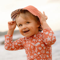Ben jij klaar voor een dagje waterpret? Dit zwemshirt in de variant sea life coral red van Little Dutch met lange mouwen van gerecycled polyester houdt je warm in het water en beschermt je tegen de zon terwijl je de hele dag speelt. VanZus
