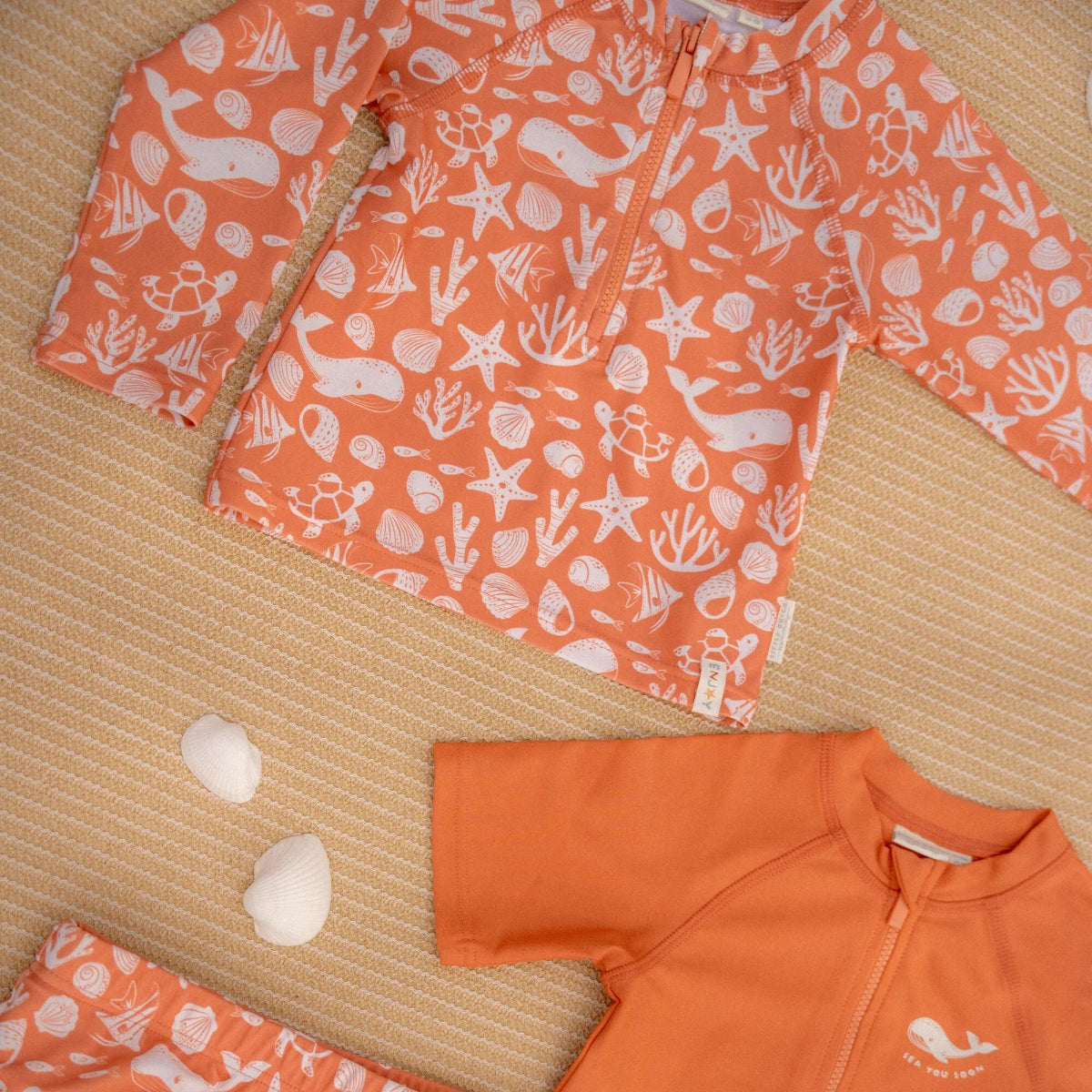 Ben jij klaar voor een dagje waterpret? Dit zwemshirt in de variant sea life coral red van Little Dutch met lange mouwen van gerecycled polyester houdt je warm in het water en beschermt je tegen de zon terwijl je de hele dag speelt. VanZus