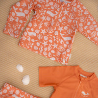Ben jij klaar voor een dagje waterpret? Dit zwemshirt in de variant sea life coral red van Little Dutch met lange mouwen van gerecycled polyester houdt je warm in het water en beschermt je tegen de zon terwijl je de hele dag speelt. VanZus