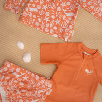 Je kindje is helemaal klaar voor het strand, het zwembad en voor zomerse vakanties met deze lieve zwemluier in de variant sea life coral red van het merk Little Dutch. Deze zwemluier is gemaakt van UV-beschermend gerecycled polyester en elastaan. VanZus