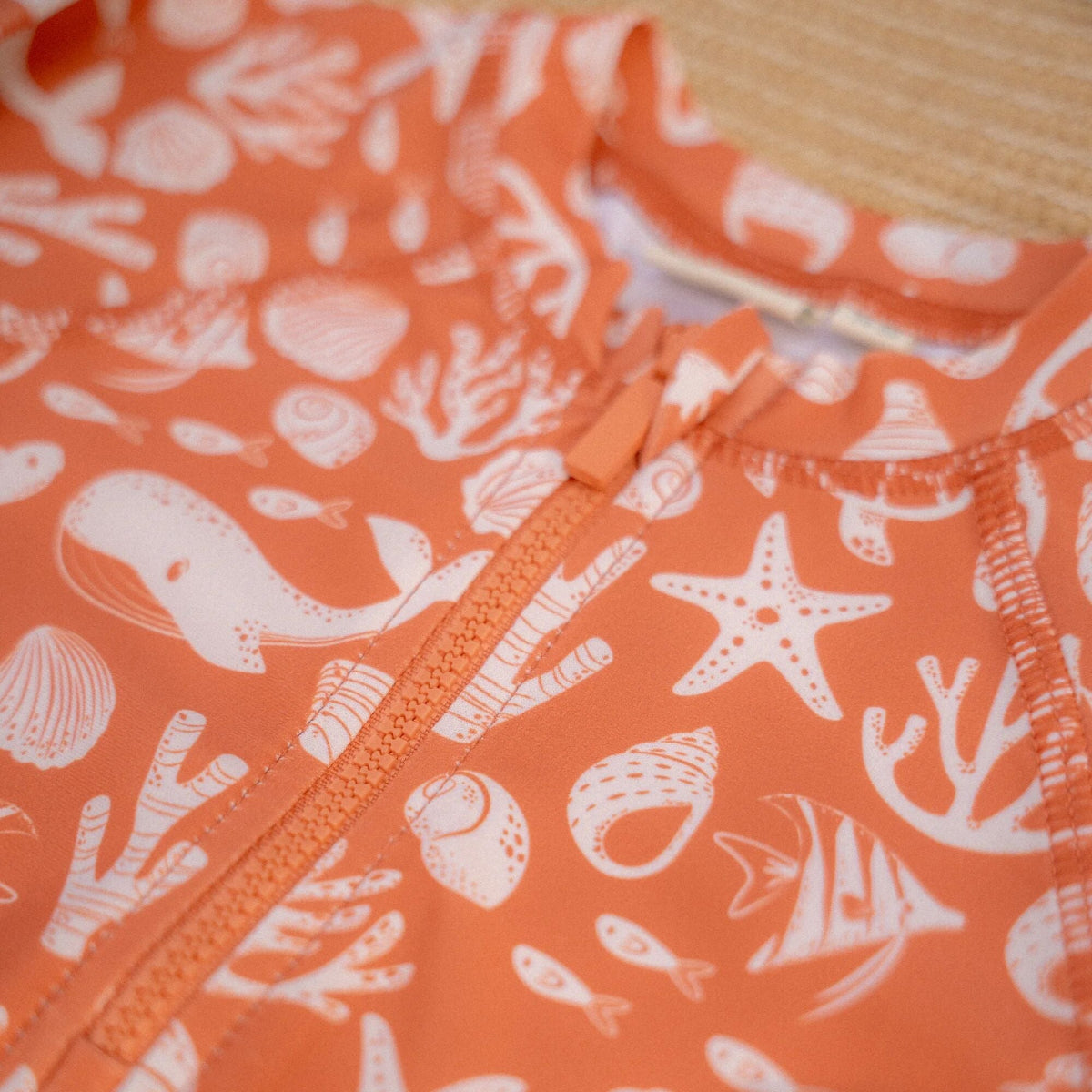 Ben jij klaar voor een dagje waterpret? Dit zwemshirt in de variant sea life coral red van Little Dutch met lange mouwen van gerecycled polyester houdt je warm in het water en beschermt je tegen de zon terwijl je de hele dag speelt. VanZus