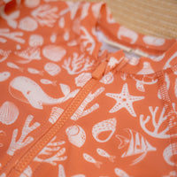 Ben jij klaar voor een dagje waterpret? Dit zwemshirt in de variant sea life coral red van Little Dutch met lange mouwen van gerecycled polyester houdt je warm in het water en beschermt je tegen de zon terwijl je de hele dag speelt. VanZus