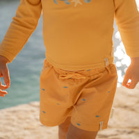 Je kindje is helemaal klaar voor het strand, het zwembad en voor zomerse vakanties met deze lieve zwemshort in de variant seashells sunny yellow van het merk Little Dutch. De zwembroek is voorzien van een elastische tailleband met trekkoord. VanZus