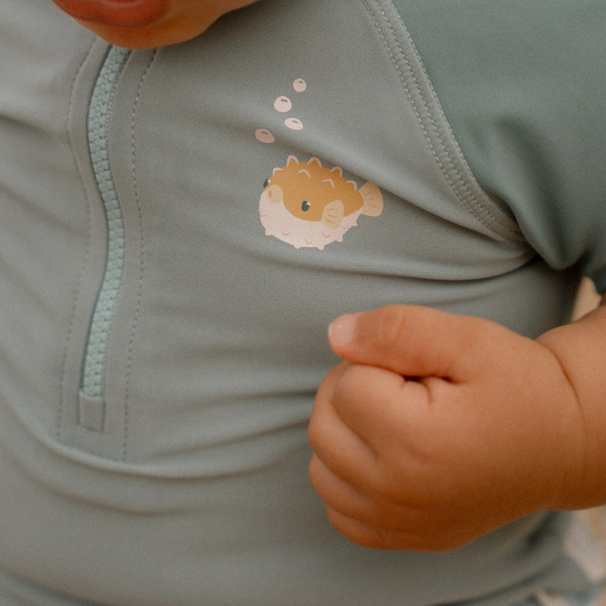 Ben jij klaar voor een dagje waterpret? Dit zwemshirt in de seashells surf blue van Little Dutch met korte mouwen van gerecycled polyester houdt je warm in het water en beschermt je tegen de zon terwijl je de hele dag speelt. VanZus