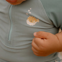 Ben jij klaar voor een dagje waterpret? Dit zwemshirt in de seashells surf blue van Little Dutch met korte mouwen van gerecycled polyester houdt je warm in het water en beschermt je tegen de zon terwijl je de hele dag speelt. VanZus