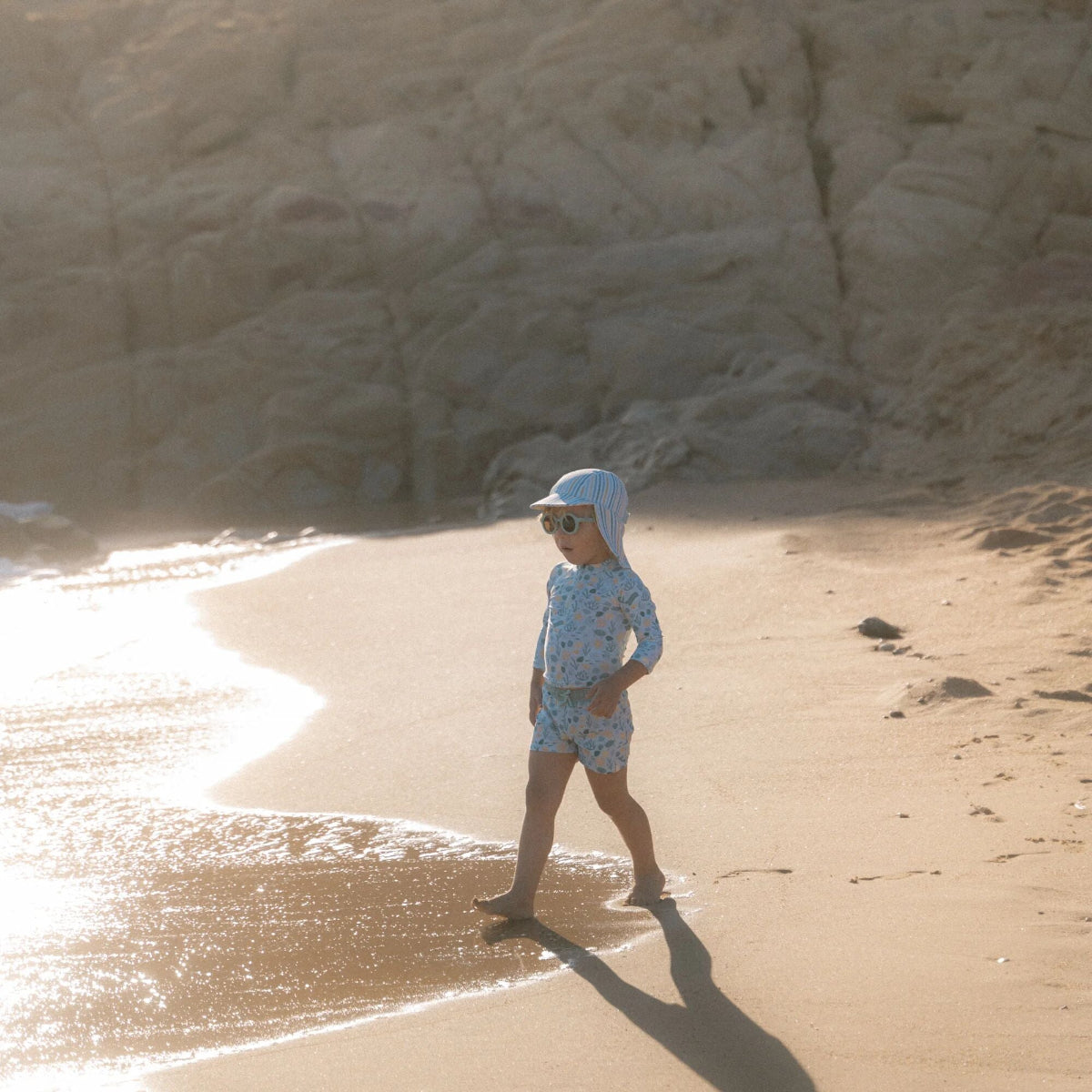Je kindje is helemaal klaar voor het strand, het zwembad en voor zomerse vakanties met deze lieve zwemshort in de variant seashells van het merk Little Dutch. De zwembroek is voorzien van een elastische tailleband met trekkoord. VanZus