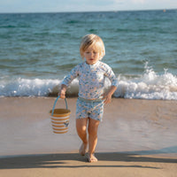 Je kindje is helemaal klaar voor het strand, het zwembad en voor zomerse vakanties met deze lieve zwemshort in de variant seashells van het merk Little Dutch. De zwembroek is voorzien van een elastische tailleband met trekkoord. VanZus