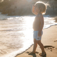 Je kindje is helemaal klaar voor het strand, het zwembad en voor zomerse vakanties met deze lieve zwembroek in de variant stripes van het merk Little Dutch. De zwembroek is voorzien van een elastische tailleband met trekkoord. VanZus