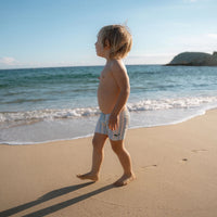 Je kindje is helemaal klaar voor het strand, het zwembad en voor zomerse vakanties met deze lieve zwembroek in de variant stripes van het merk Little Dutch. De zwembroek is voorzien van een elastische tailleband met trekkoord. VanZus