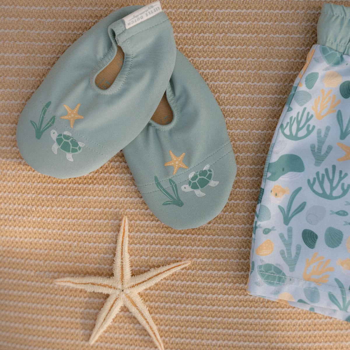 Je kindje is helemaal klaar voor het strand, het zwembad en voor zomerse vakanties met deze lieve zwemshort in de variant seashells van het merk Little Dutch. De zwembroek is voorzien van een elastische tailleband met trekkoord. VanZus