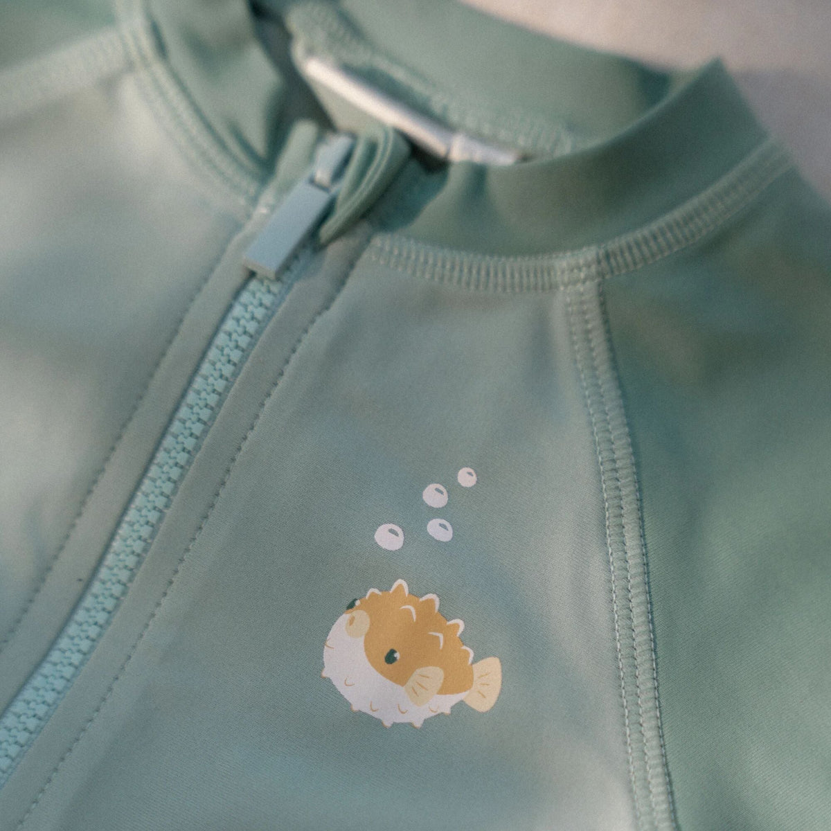 Ben jij klaar voor een dagje waterpret? Dit zwemshirt in de seashells surf blue van Little Dutch met korte mouwen van gerecycled polyester houdt je warm in het water en beschermt je tegen de zon terwijl je de hele dag speelt. VanZus
