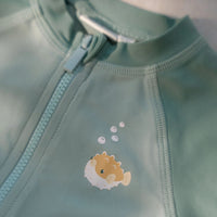 Ben jij klaar voor een dagje waterpret? Dit zwemshirt in de seashells surf blue van Little Dutch met korte mouwen van gerecycled polyester houdt je warm in het water en beschermt je tegen de zon terwijl je de hele dag speelt. VanZus