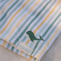 Je kindje is helemaal klaar voor het strand, het zwembad en voor zomerse vakanties met deze lieve zwembroek in de variant stripes van het merk Little Dutch. De zwembroek is voorzien van een elastische tailleband met trekkoord. VanZus