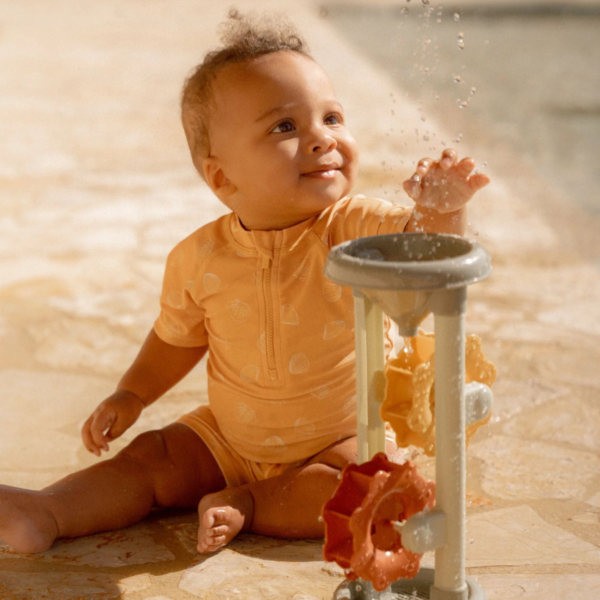 Je kindje is helemaal klaar voor het strand, het zwembad en voor zomerse vakanties met deze lieve zwembroek in de variant seashells sunny yellow van het merk Little Dutch. De zwembroek is voorzien van een elastische tailleband met trekkoord. VanZus