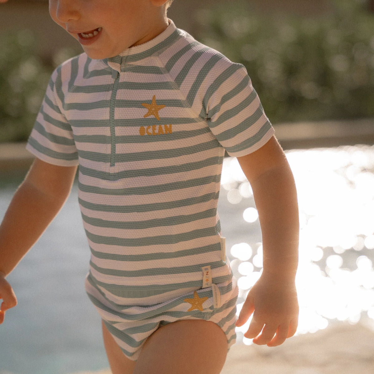 Je kindje is helemaal klaar voor het strand, het zwembad en voor zomerse vakanties met deze lieve zwemluier in de variant stripes surf blue van het merk Little Dutch. Deze zwemluier is gemaakt van UV-beschermend gerecycled polyester en elastaan. VanZus