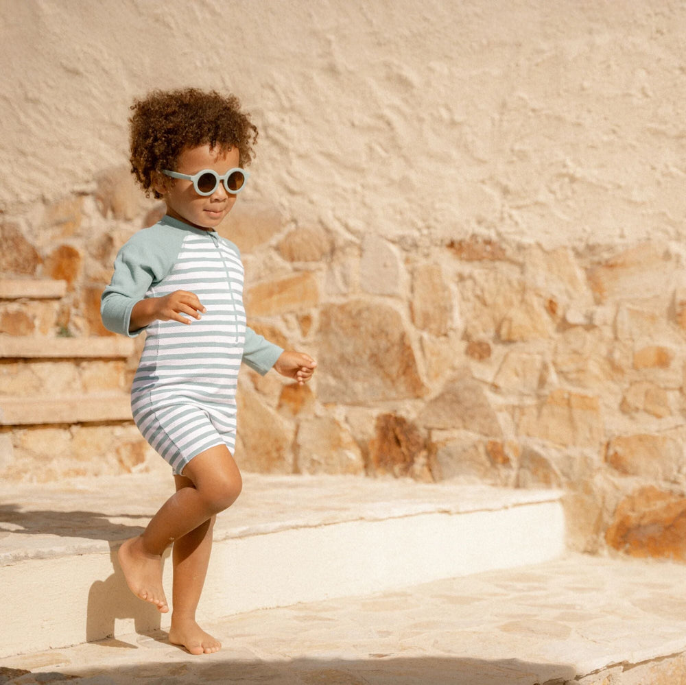 Laat de zon maar komen! Met dit zwempak lange mouwen in de variant stripes surf blue van het merk Little Dutch is jouw kleintje er klaar voor om naar het strand, het zwembad of op vakantie te gaan! VanZus