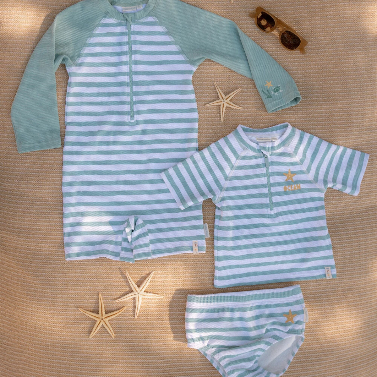 Je kindje is helemaal klaar voor het strand, het zwembad en voor zomerse vakanties met deze lieve zwemluier in de variant stripes surf blue van het merk Little Dutch. Deze zwemluier is gemaakt van UV-beschermend gerecycled polyester en elastaan. VanZus