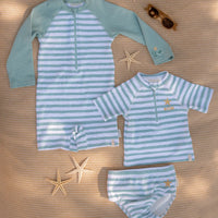 Je kindje is helemaal klaar voor het strand, het zwembad en voor zomerse vakanties met deze lieve zwemluier in de variant stripes surf blue van het merk Little Dutch. Deze zwemluier is gemaakt van UV-beschermend gerecycled polyester en elastaan. VanZus